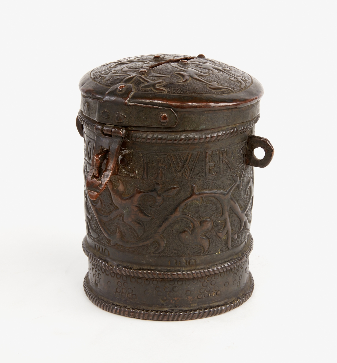 Sparbössa av koppar. Cylindrisk, med lock. Rikt dekorerad med ornament samt text: "Gifwer så varder eder givit 1666". På locket en skåra för myntinkast, på undersidan är sämskskinn fäst i en fastnitad kopparinsats. En ögla på var sida. Låsbygel mitt fram.