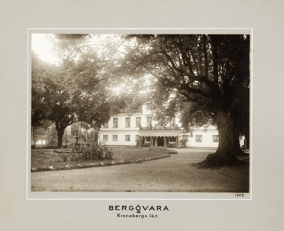 Bergqvara herrgård, Bergunda, Växjö, 1902.
Nybliven innehavare vid denna tid var greven och godsägaren m.m. Knut Posse (1855-1916), gift med friherrinnan Sigrid Leijonhufvud (1861-1924).