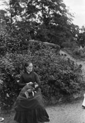 Hanna Dahll med hund i park.