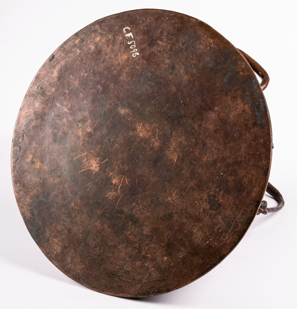 Acc.kat:
Mätkärl, koppar, om 5 kannor.
Märkt B. H. A. 5 K 1866. (Krönt)
Med handtag och en handtagsgrepe.
Höjd 41 cm.
Diam 33 cm.