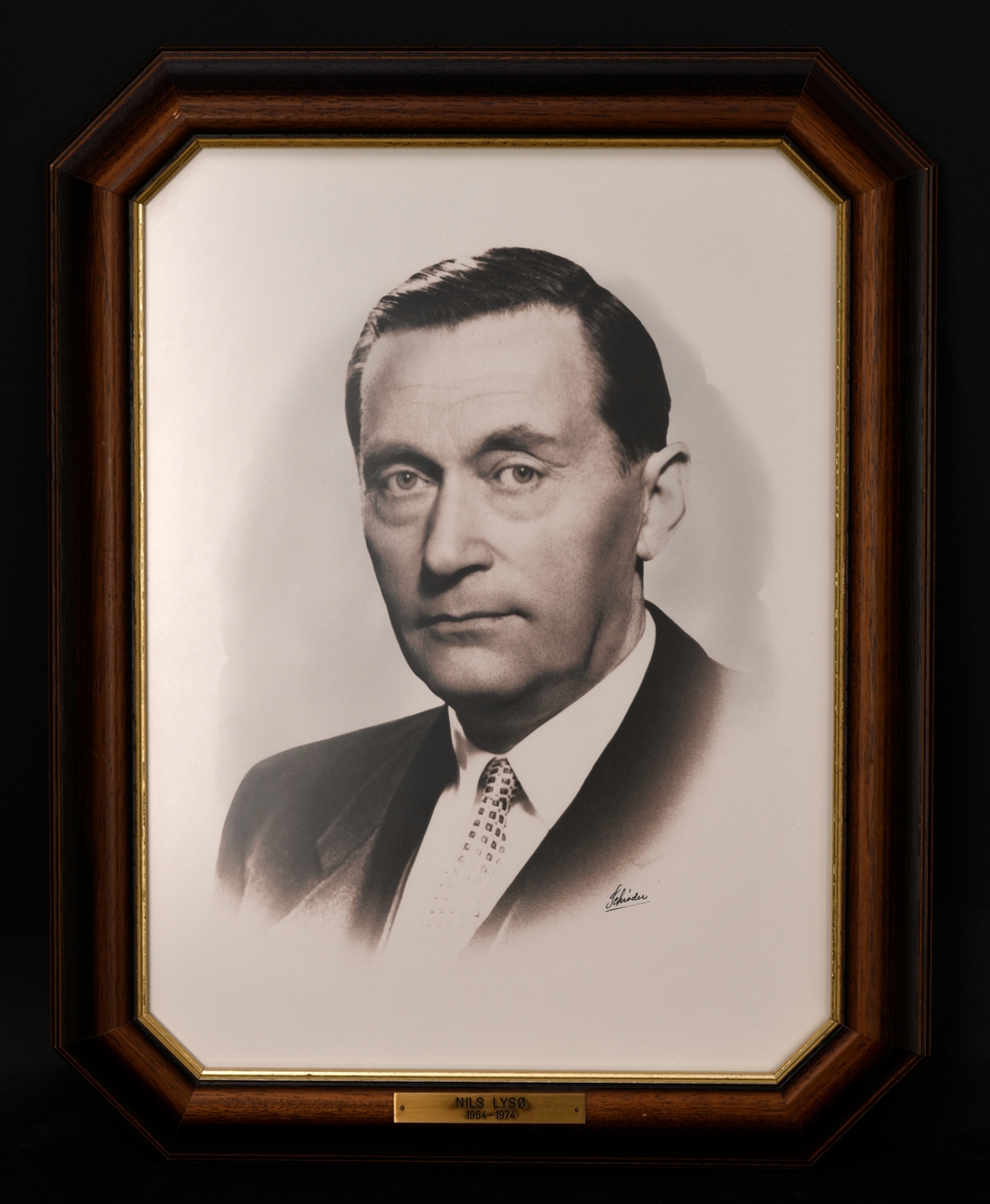 Brystportrett av fylkesmann Nils Lysø.