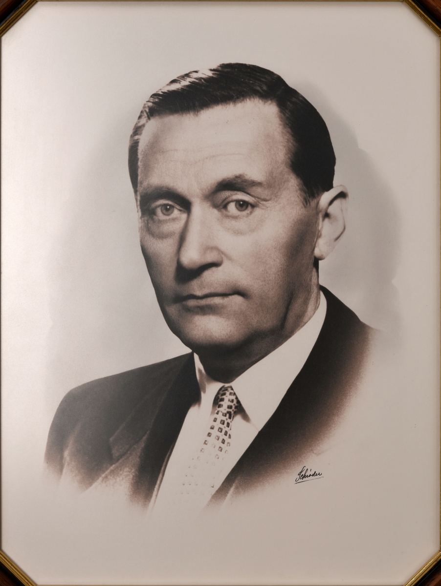 Brystportrett av fylkesmann Nils Lysø.