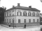 Eriksgatan 19 - Torggatan 18 B, Enköping, vy från väster, ca 1903-1915.