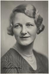 Thora Elisabeth Qvale.