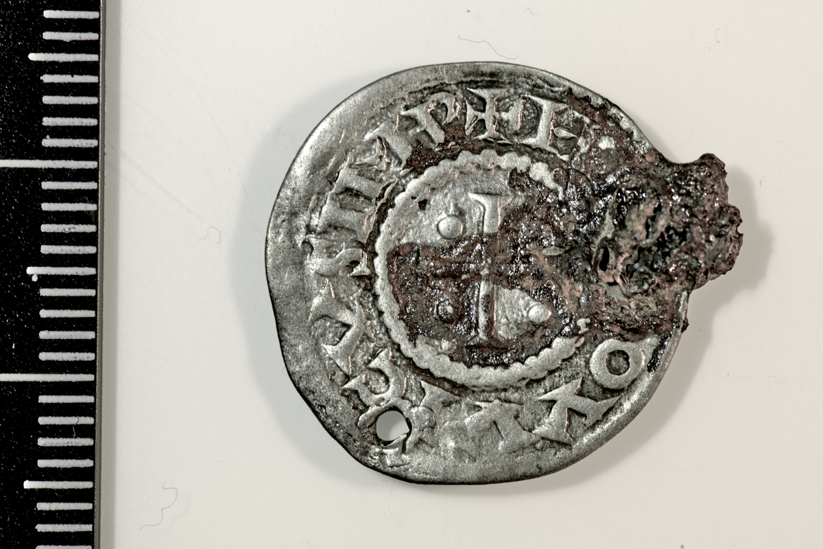 Motiv advers: Lite kors med kuler i korsvinklene. Perlering. 

Motiv revers: Tempel med kors inni. Perlering.  