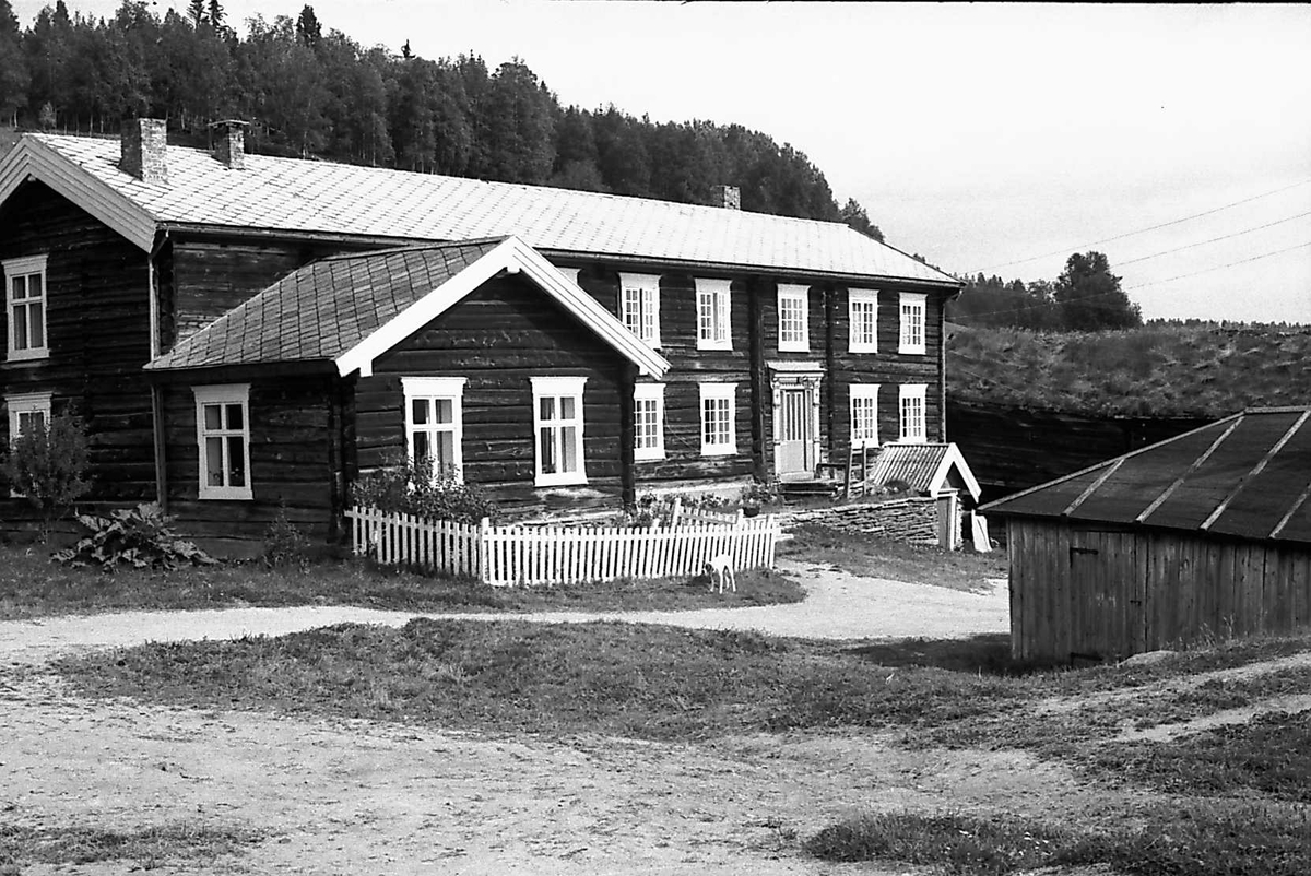 Hovedbygning med Østerdalsstue. 