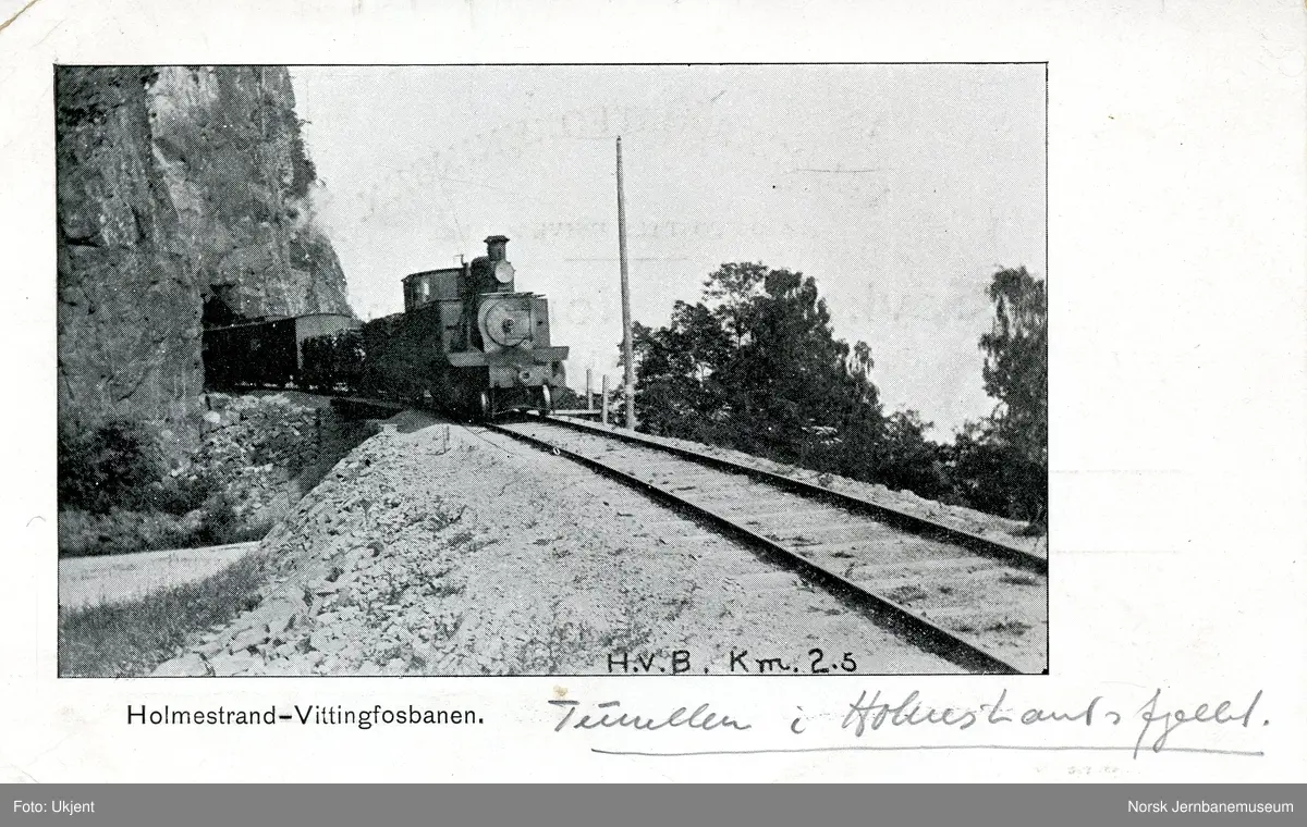 Holmestrand-Vittingfossbanens damplokomotiv nr. 1 HOLMESTRAND med godstog ved Innlofjellet tunnel