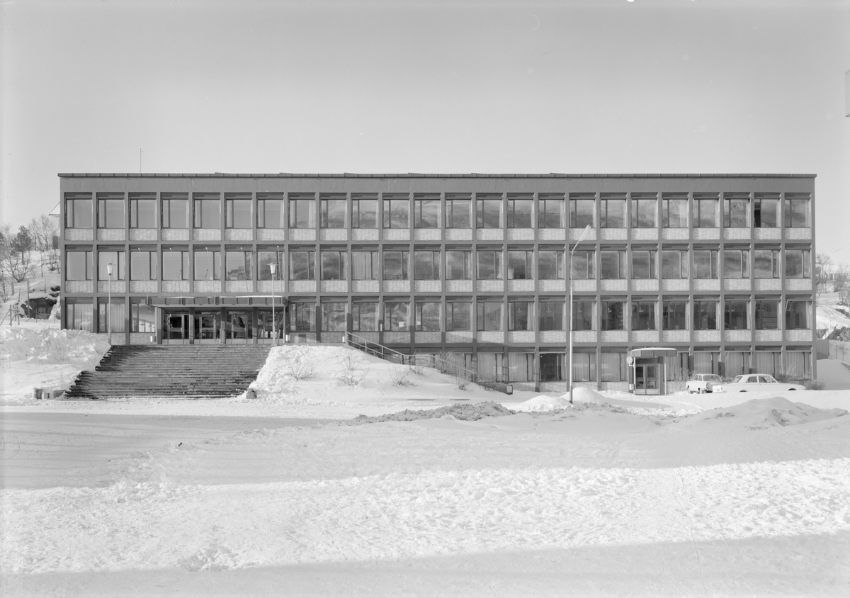 I katalogen omtalt som forretningsbygg i Narvik, men er i følge publikum Narvik Gymnas, opna 1960. I dag Narvik Vidaregåande skole, studiestad Frydenlund.