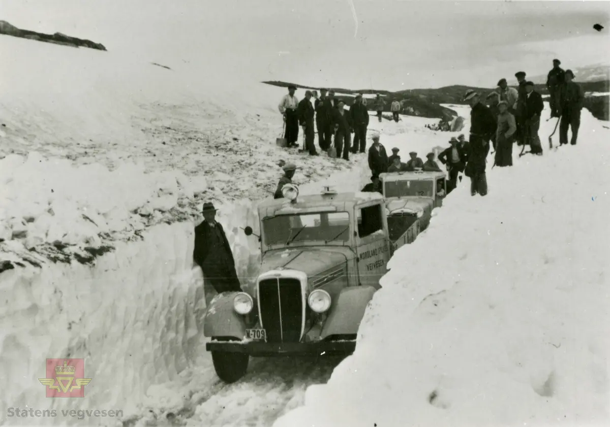 Federal lastebil  - Nordland Fylkes Veivesen. Kjennemerke W-709.
Bildet er illustrert  i "Håndverk på hjul," av Asbjørn Rolseth s509. 
Tekst til bilde: "Federal med Carl Himberg førerhus. Spesialbygd for brøytetjeneste med ekstra "brøytepusser" i overkant av frontruten og ventil på taket. Bilen var registrert som W-709 og tilhørte Nordland Fylkes Veivesen. 
Det ene bildet i boka viser sjåfør Kasper Thoresen (1900-1976) ved avhenting av bilen hos Federal importøren Øivind Holtan i oktober 1936. 
På det andre bildet (som vises her) tatt 23. juni 1938, er veien over Saltfjellet åpen for sesongen." (Bjørn Hågensen)
Bak på bildet er det skrevet: "Saltfjellet 23. juni 1938. Brøytingen er ferdig. Brøytebiler og måkegjeng." Utlånt bilde fra Bjørn Hågensen. Hans far var en av sjåførene på bilen W-709. (Opplysninger fra Asbjørn Rolseth).