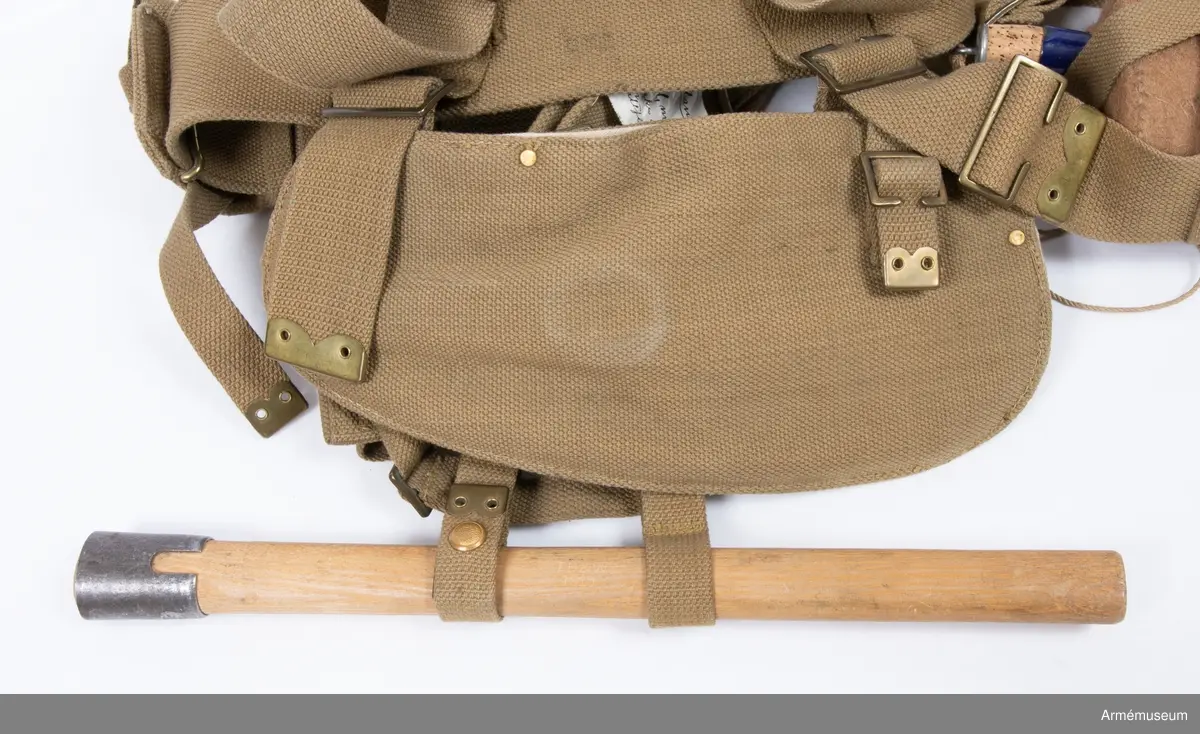 Grupp C I
Jordhacka består av hacka och fodral. Hackan består av handtag och hacka. Handtaget är av trä. Fodralet består av Webbing tyg samt remmar för att fästa den vid livremmen. Alla remmar av samma tyg.