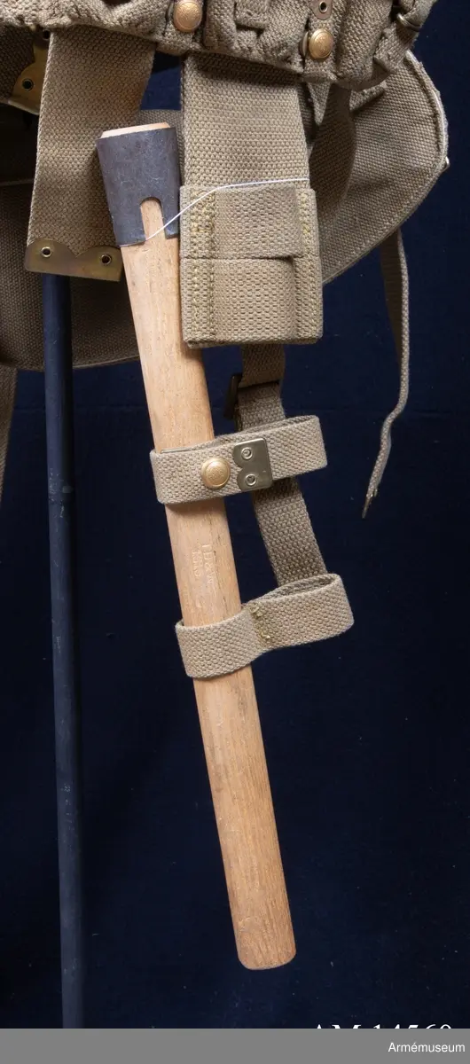 Grupp C I
Jordhacka består av hacka och fodral. Hackan består av handtag och hacka. Handtaget är av trä. Fodralet består av Webbing tyg samt remmar för att fästa den vid livremmen. Alla remmar av samma tyg.