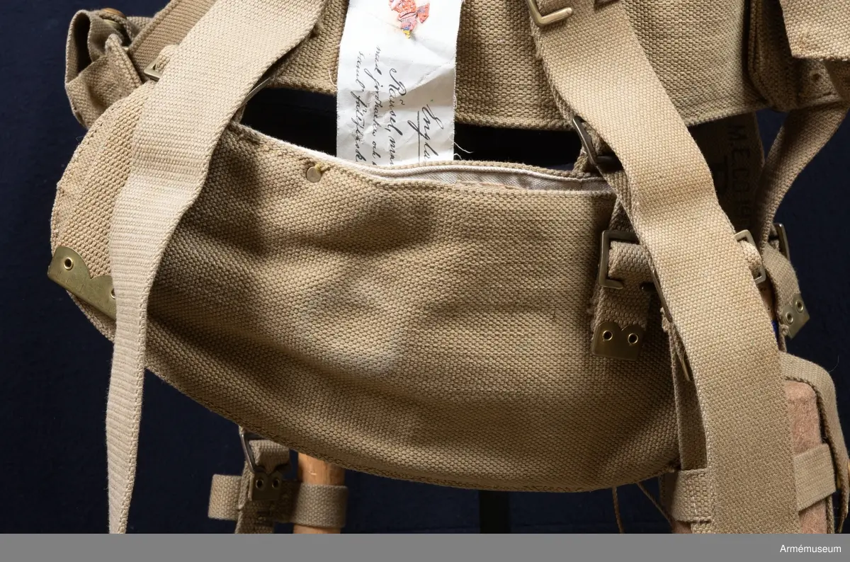 Grupp C I
Jordhacka består av hacka och fodral. Hackan består av handtag och hacka. Handtaget är av trä. Fodralet består av Webbing tyg samt remmar för att fästa den vid livremmen. Alla remmar av samma tyg.