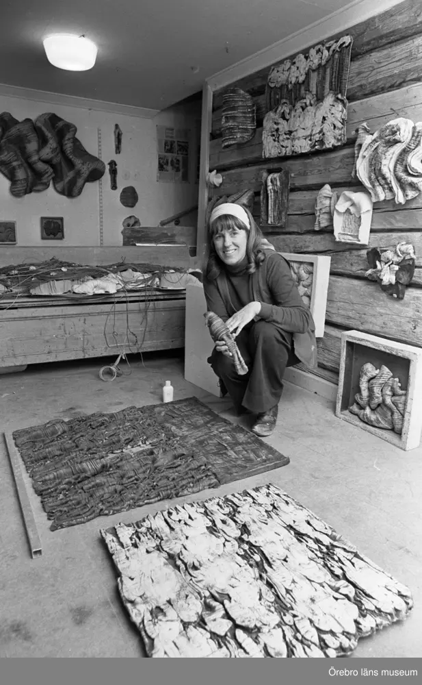 Ulla Viottis personarkiv. 

Innehåller:  
Folder Ulla Viotti. 
Folder, Fem från Örebro: Ulla Viotti, Stig Olson, Svante Warg, Karin Ward, Stig Ghylfe.
Vykort/vernissagekort med motiv konstverk av Ulla Viotti: 
Vattenfall, tegelskulptur. 
Hyllning till Kung Bol, tegelskulptur i Österlen, Skåne. 
Hyllning till Kung Bol, installation med korg och tegel.
Boplats, installation i korgmaterial.  
The bad lands, stengodsrelief. 
Traces of lifes. 
Spår.
Spår, detalj av stengodsrelief. 
Detalj av stengodsrelief. 
Vågor-Vindar, grässkulptur. 
Mellan himmel och jord, stengodsrelief. 
Cimbris, landskapsskulptur.
Cimbris, Landart, Simrishamn. 
Vernissagekort, Ulla Viotti, skulptur, Galleri Engelbrekt Örebro, 1984.
Vernissagekort, Pål Svensson, Skulptur och vatten, Konsthallen i Hishult, 2001. 
Utställningskatalog till sommarutställningen Viotti i Wij, 2009, Länsmuseet Gävleborg i samarbete med Wij Valsverk och Wij trädgårdar, Ockelbo.
Broschyr, Ulla Viotti och Stig Ghylfe, keramisk skulptur och emalj, Konstgården Helsingborg, 1973.
Broschyr, Konst på hög, skulpturutställning i Kvarntorp Kumla, 2001.
Broschyr, Kulturreservatet Wadköping, Örebro. 
Ett tegelbruk från medeltid vid Vårfruberga kloster, av Bert Edenblom, kopia ur en bok, sid. 95-106. 
Tidningsklipp: 
KT, 10 april 1976. 
KT, april 1976.
Nerikes Allehanda, april 1976. 
Nerikes Allehanda, maj 1976.
Ystads Allehanda, 15 september 1984. 
Södermanlands Nyheter, 28 november 1984. 
TidningsklippYstads Alelhanda 5 juni 2018. 
Broschyr A Cross-border symposium, 2018.
Utställningskatalog, Kivik Art 2019.