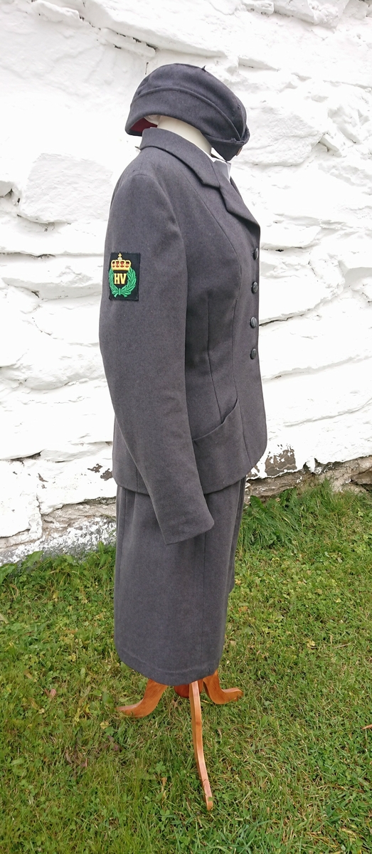 Uniform for medlem av Norges Lotteforbund. Den består av jakke, skjørt, lue og skjorte.