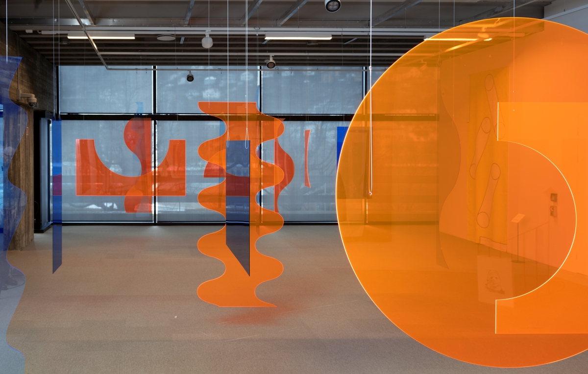 3 mm transparent farget og delvis fluoriserendde plexiglass (blå, lyseblå og orange). 59 element, variable dim.
