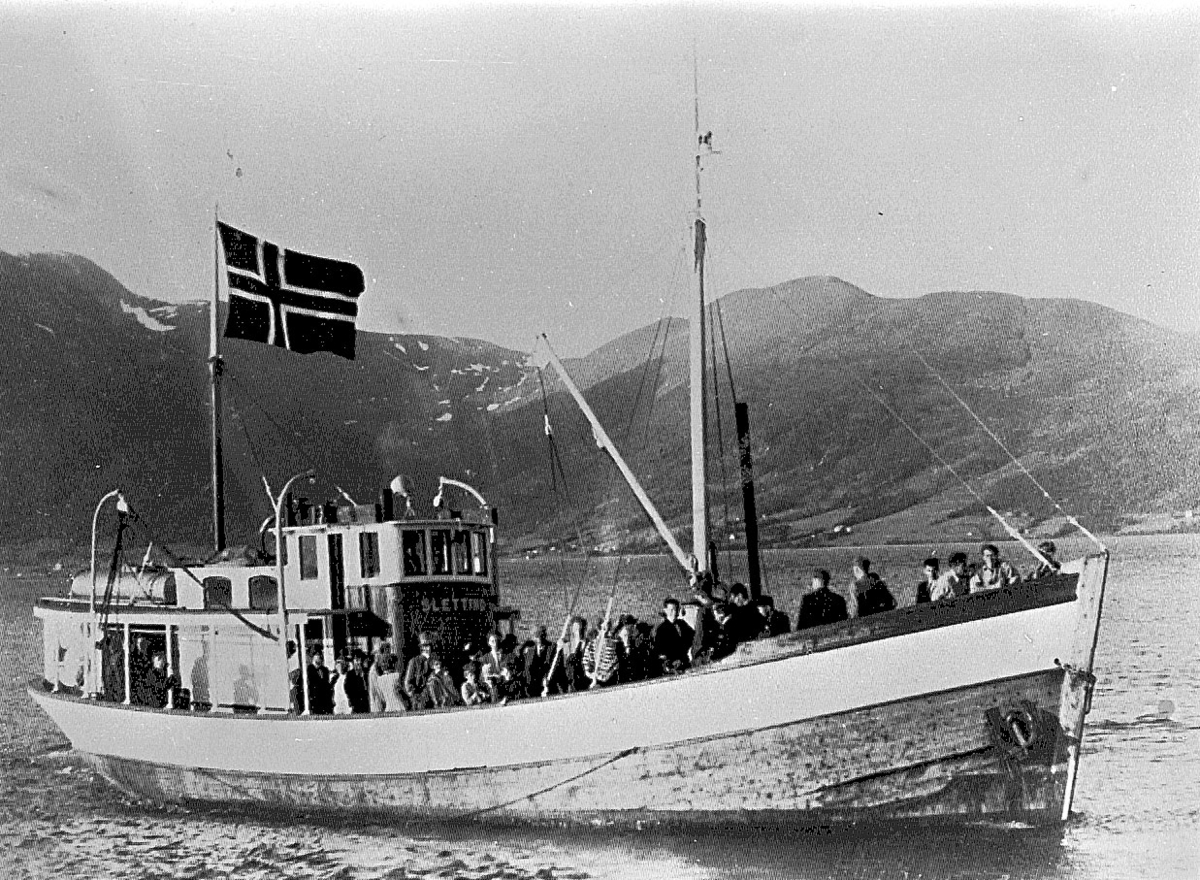 Melkebåten Slettind med flagg