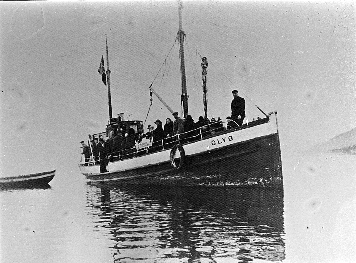 Melkebåten Glyg med flagg på halv stang