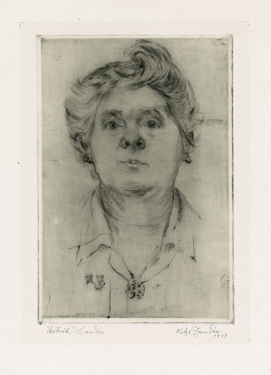 Astrid Sandén, Borås. Hon har kammat det korta håret bakåt och bär öronclips och brosch.