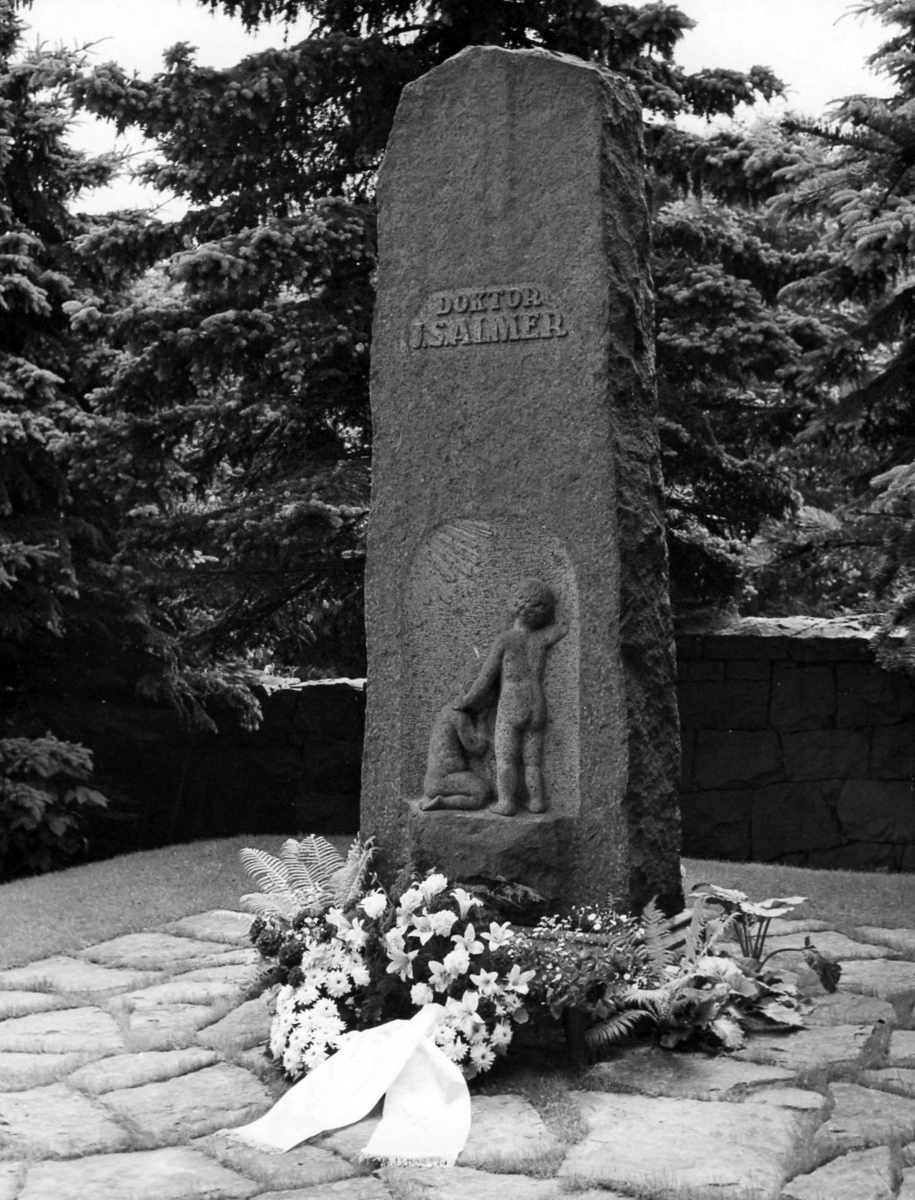 Doktor Johan Severin Almers gravplats på Kustsanatoriet Apelvikens kyrkogård. Almer blev Varbergs stadsläkare år 1903 och 1904 uppförde han en liten träpaviljong i Lilla Apelviken för att där behandla barn som hade körteltuberkulos, s k skrofulösa barn. Allt eftersom uppfördes fler byggnader på området och på 20 år hade patientantalet gått från tjugo till över tusen. Märkligt nog kom kyrkogården att invigas med Almers egen begravning den 25 augusti 1927. Han dog på sin 66-årsdag den 13 maj det året. (Läs mer i artikeln här på DigitaltMuseum "Kustsanatoriet Apelviken")