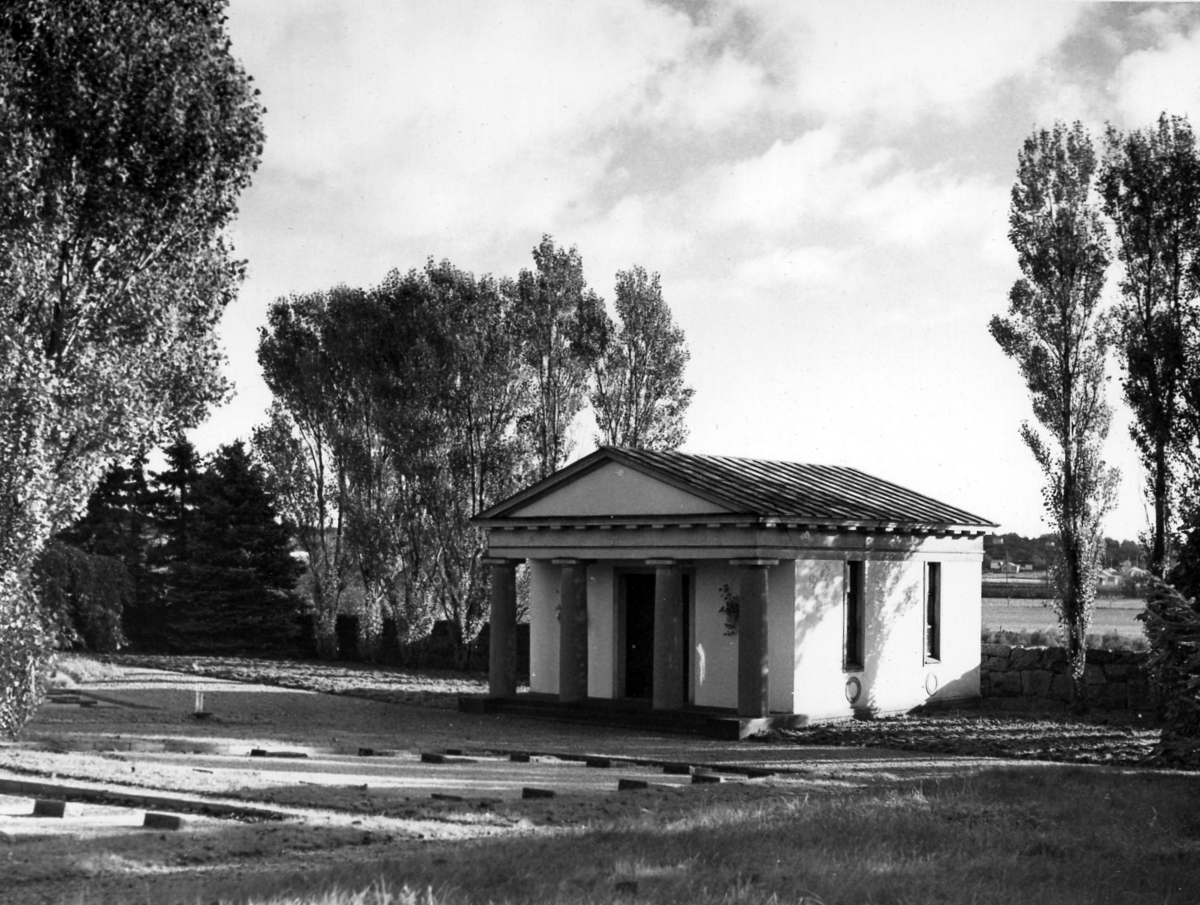 Gravkapellet på Kustsanatoriet Apelvikens kyrkogård som stod klart 1927, samma år som kustsanatoriets arkitekt Rudolf Lange i Göteborg avled. Han upprättade alla byggnadsritningar till sanatoriet. Kyrkogården är ca 4000 kvm stor, omgärdad av en stenmur och i mitten på östra långsidan står gravkapellet i så kallad 20-talsklassicism (stiliserad, antik stil) med gavelfält (fronton) på fyra kolonner och glest tandsnitt (guttae) runt takfoten. Där finns också ett bårhus där svepning och bisättning skedde; ibland även obduceringar.

Patienter som avled och vars anhöriga inte hade råd med liktransporten, som fick ske på järnväg, gravsattes här (tidigare på kyrkogården i Varberg). Även om de anhöriga sällan kunde delta hade man alltid en begravningsgudstjänst som familjen sedan fick ett referat ifrån. Psalmer, bibelord och präst redovisades och man bifogade ett fotografi på kistan och blomstergärden vid graven. Varje grav försågs med ett vitt träkors, men under andra världskriget byttes dessa ut mot små låga gravstenar. Där höggs namn, årtal och hemort in. 

Märkligt nog blev den förste att gravsättas på kyrkogården grundaren till sanatoriet, dr J S Almer, den 25 augusti 1927 (död den 13 maj samma år). Totalt blev 136 personer begravda här och trots många var vuxna kallas området numera ofta ”Barnens kyrkogård”.  (Läs mer i artikeln här på DigitaltMuseum "Kustsanatoriet Apelviken")
