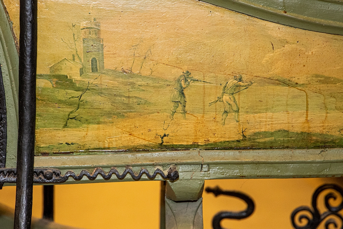 Släde, enspännare av furuträ. Grönmålad. Med järnbeslag. Kuskbockssadel ("hundsfott") samt plats för en passagerare. I sätet en infälld lucka, förvaringsutrymme. Kuskbocksbrädan samt sätets sid- och ryggstycken stoppade med hö, foder juteväv, klädda med grävlingskinn. Framtill stänkskydd för passageraren av svart impregnerad duk

Rikt dekorerad med målningar i Rokokostil.