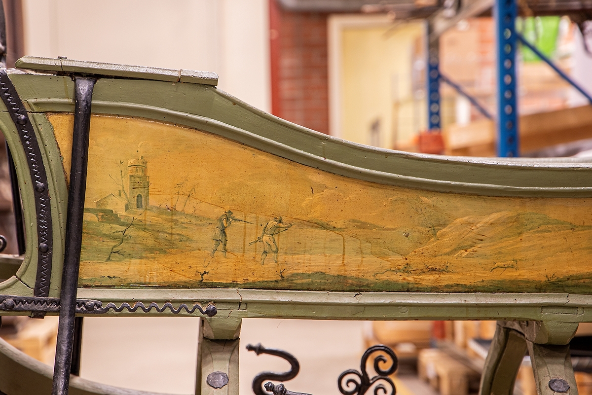 Släde, enspännare av furuträ. Grönmålad. Med järnbeslag. Kuskbockssadel ("hundsfott") samt plats för en passagerare. I sätet en infälld lucka, förvaringsutrymme. Kuskbocksbrädan samt sätets sid- och ryggstycken stoppade med hö, foder juteväv, klädda med grävlingskinn. Framtill stänkskydd för passageraren av svart impregnerad duk

Rikt dekorerad med målningar i Rokokostil.