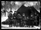 Nomadskola. Samiska skolbarn samlade utanför tältkåta. Gällivare socken, Lule lappmark, Norrbotten.