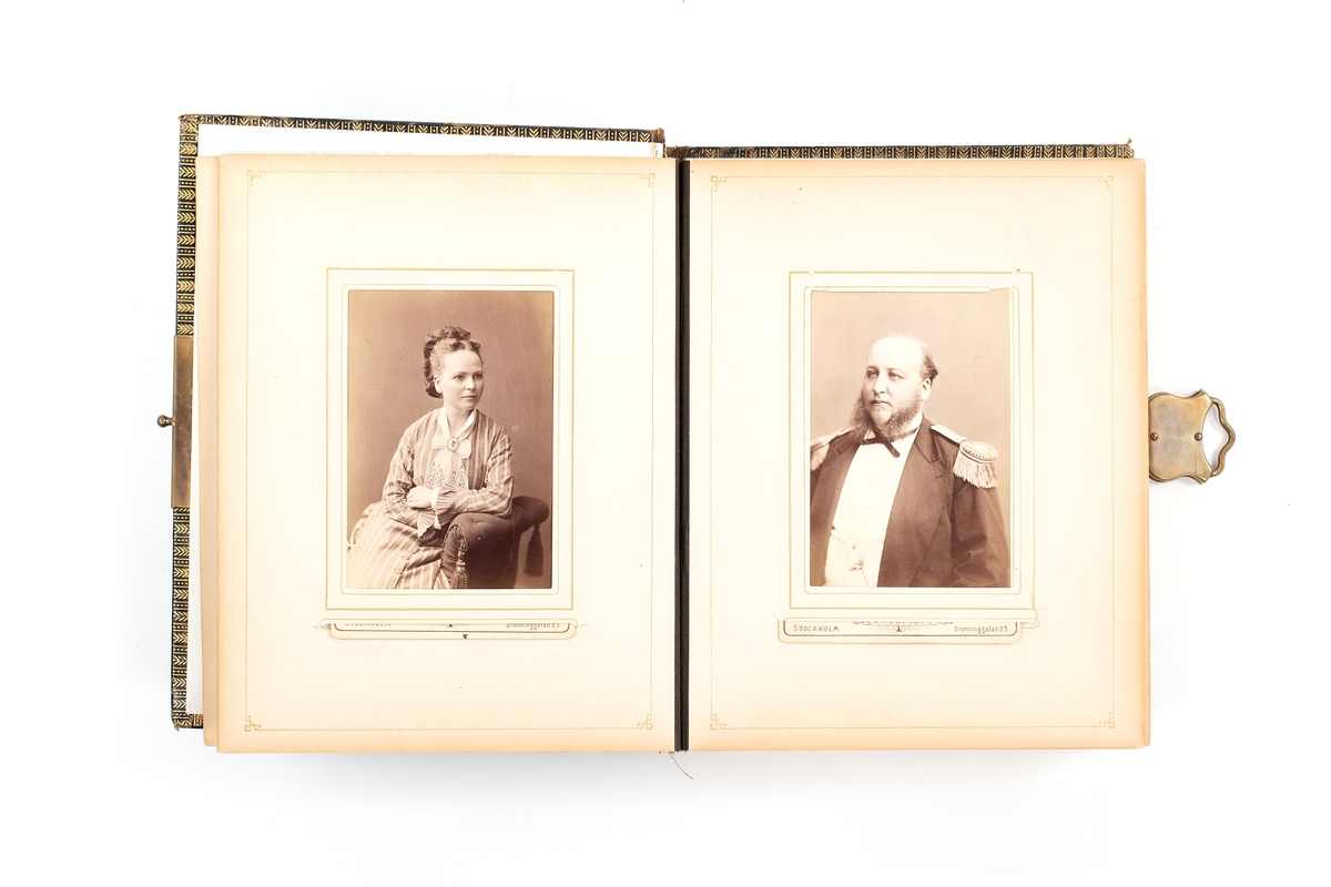 Konteramiralen Theodor Sandström har upprättat en klassisk visitkortalbum där han samlade personporträtt av familjen och personer från sitt sociala nätverk. Den innehåller visit- och kabinettskort som är inskjuten i sidor av tjock kartong med guldkant. Albumet är inbunden i svart läder med Messing lås. Tidigare metallapplikationer har fallit bort.
I början och slutet av albumet finns större fickor för kabinettskort. Motivordningen är hierarkisk. Efter ett kabinettskort med en porträtt kollage av den kungliga familjen, följer en dubbelsida med porträtt av amiral Sandströms syster med make. Inlagt i albumet finns också flera lösa kabinettskort.