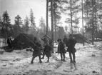 Nomadskola. Samiska skolbarn samlade utanför tältkåta. Gällivare socken, Lule lappmark, Norrbotten.