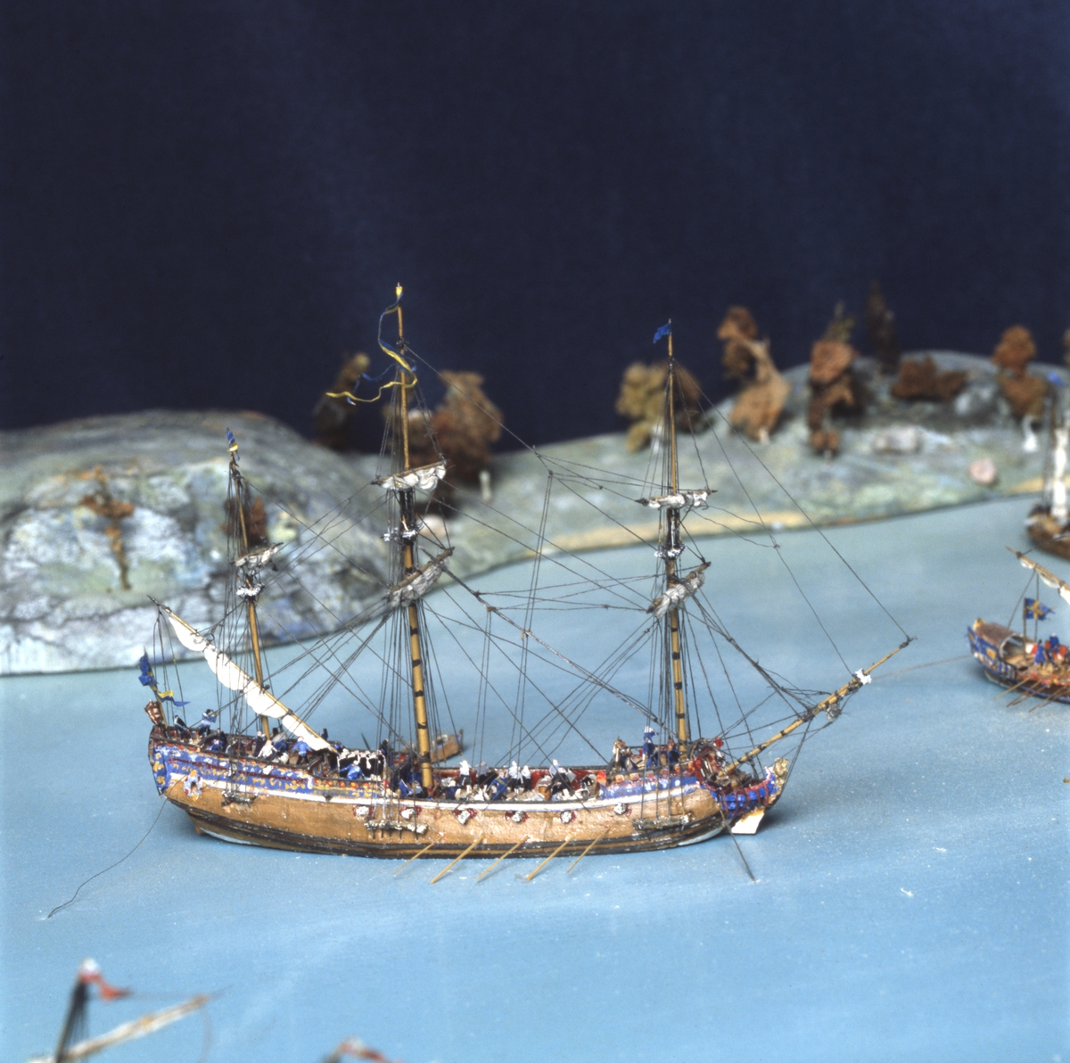 Modelldiorama visande striden mellan en rysk och en svensk eskader vid Hangö udd den 27 juli 1714.