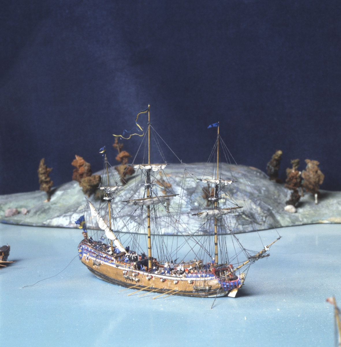 Modelldiorama visande striden mellan en rysk och en svensk eskader vid Hangö udd den 27 juli 1714.