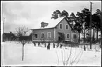 Barn lekar framför bostadshus