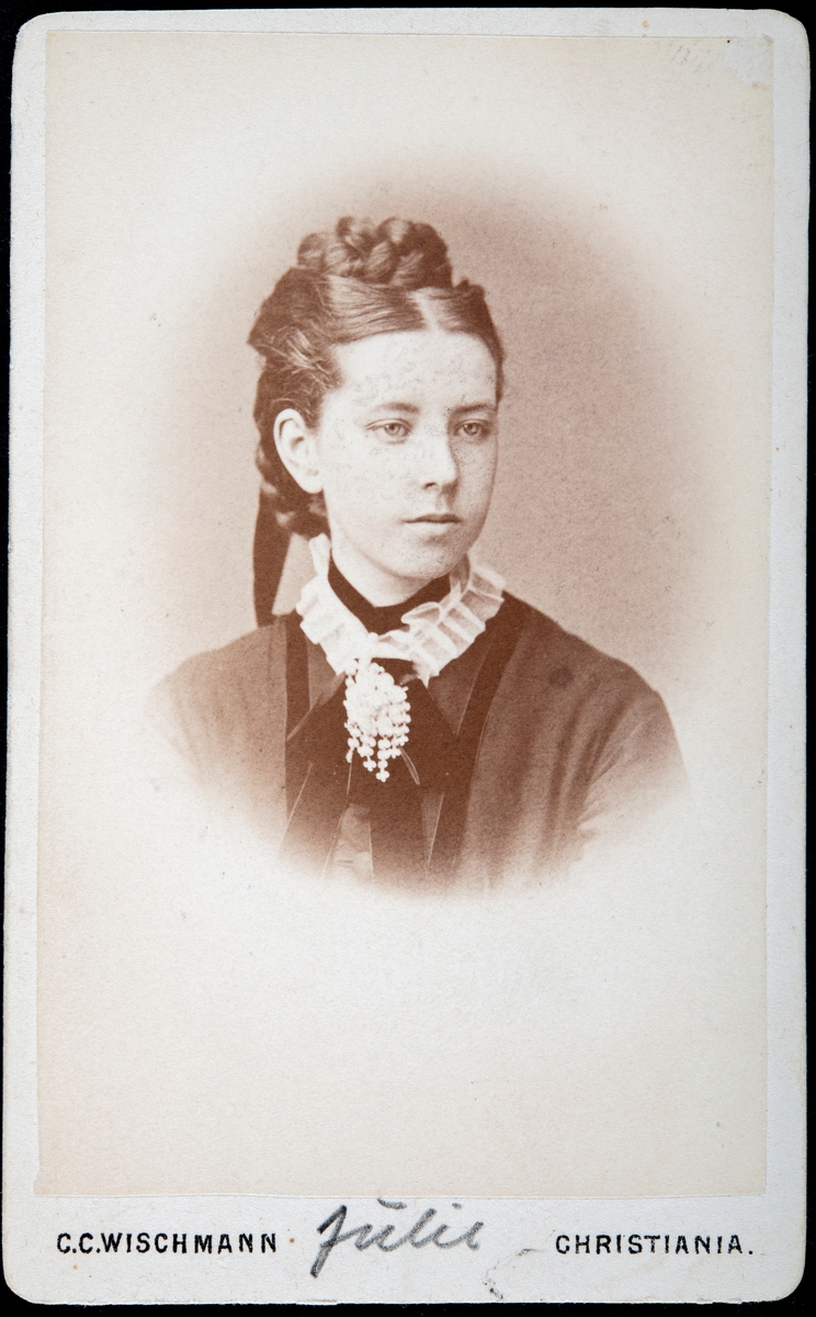 Portrett, carte vicite Anne Julie Ottestad, født 1856 - død 1937. Døde ugift.  Datter av gårdbruker Johan Ottestad ( 1818-1891) og Andrea Gjermundsdatter (1820-1876) på Ottestad Nordre i Stange. Se bakside som bilde nr 2.