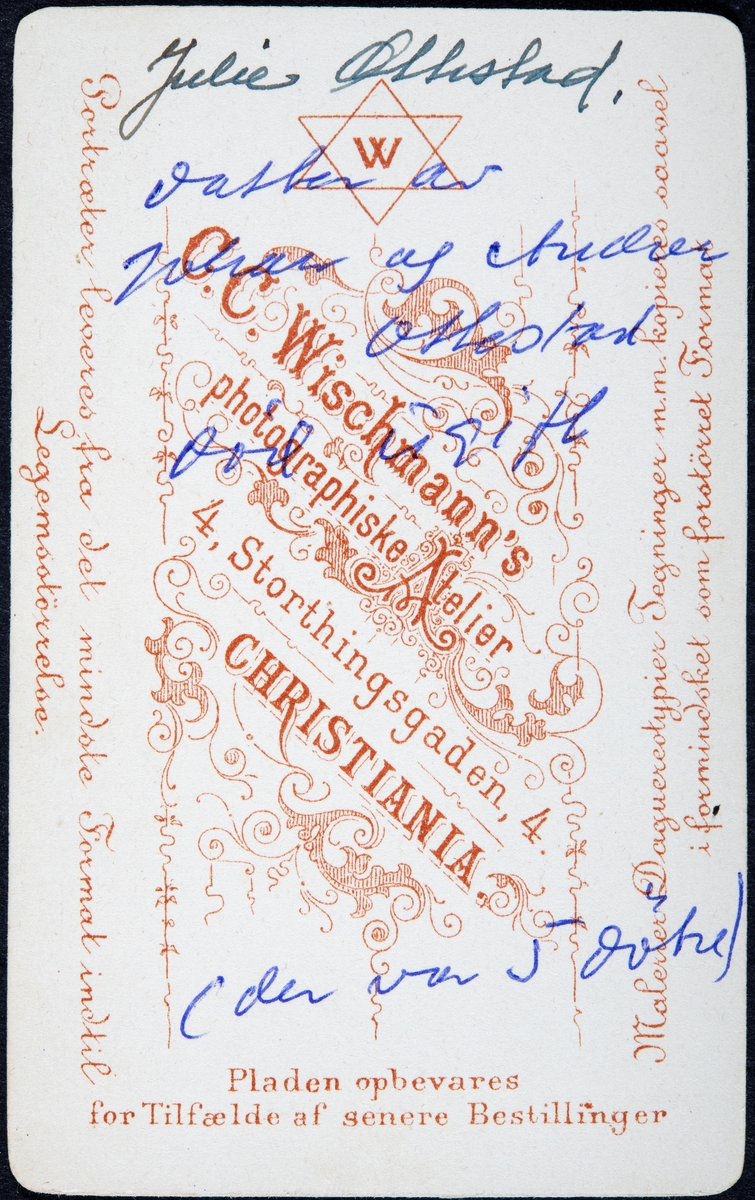 Portrett, carte vicite Anne Julie Ottestad, født 1856 - død 1937. Døde ugift.  Datter av gårdbruker Johan Ottestad ( 1818-1891) og Andrea Gjermundsdatter (1820-1876) på Ottestad Nordre i Stange. Se bakside som bilde nr 2.