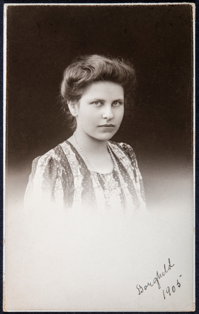 Portrett carte vicite av Borghild Styri, senere gift Gjestvang. Født 1888 i Oslo, død 1941. Bosatt på Hverven gård i Ottestad.