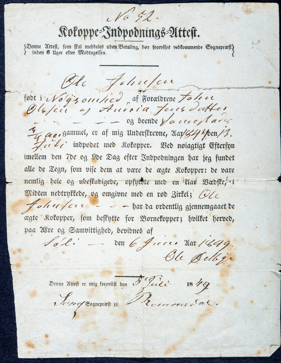 Kokoppe-indpodings-attest fra 1849. Vaksineattest, kukopper.
For Ole Jonsen (født 1846, død 1931) Han var smed på Nordvi gård i Ottestad.