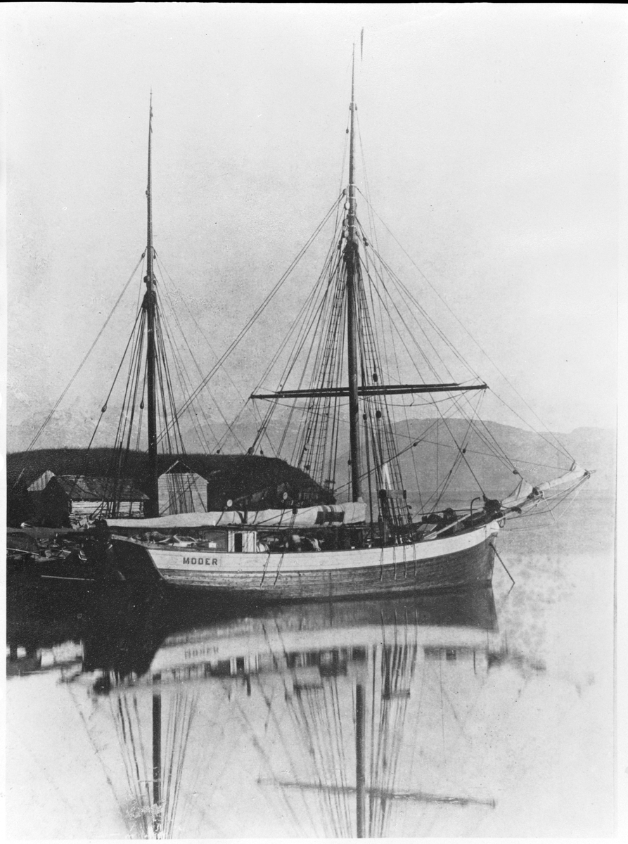 Jakta "Moder", bygd i Gausvik, Jondal i Hardanger i 1907.