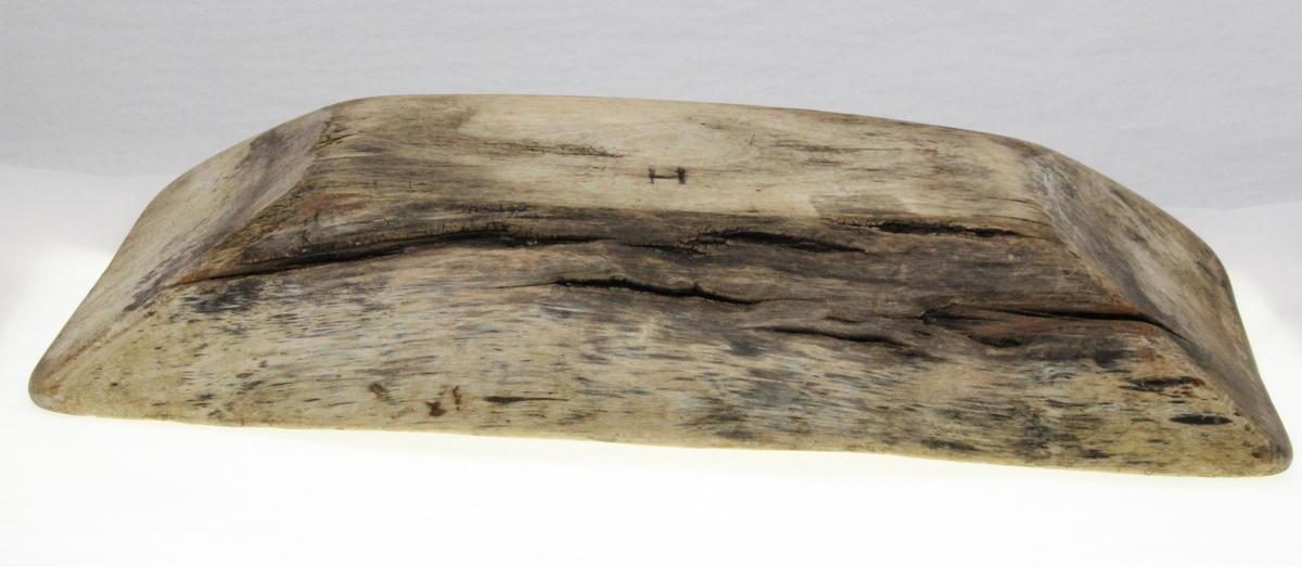 Rektangulært trau av tre.