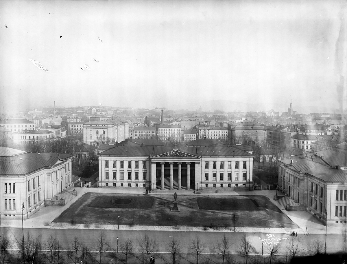 Universitetet fra toppen av Nationaltheateret 21.mars 1903