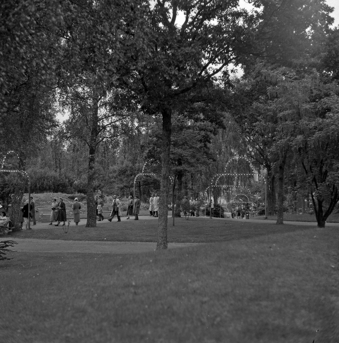 Gäster promenerar genom Folkets park, juni 1954.