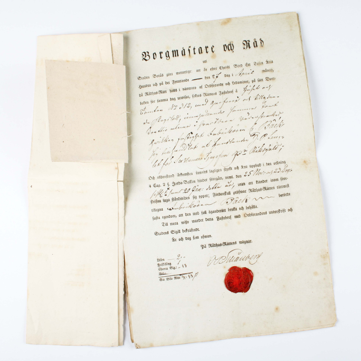 Fastebrev från 27 april 1840. Gällande tomt nummer 312 i Borås stad. Grågrönt, vikt pappersark, med tryckt och handskriven svart text. Utfärdat på Rådhus-Rättens vägnar och stämplat med rött lacksigill.