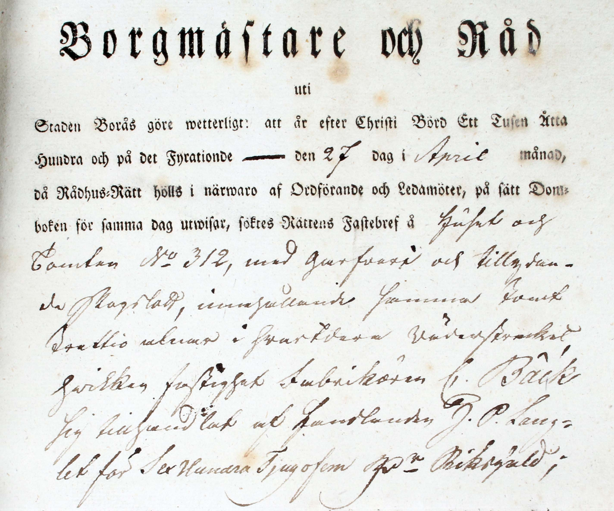 Fastebrev från 27 april 1840. Gällande tomt nummer 312 i Borås stad. Grågrönt, vikt pappersark, med tryckt och handskriven svart text. Utfärdat på Rådhus-Rättens vägnar och stämplat med rött lacksigill.