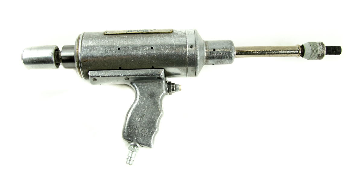 Luft "Chobert" för nitning
Nitmaskin av metall från Aviation Development Ltd., "Chobert" rapid riveting typ 'D' i specialtillverkad trälåda. Verktyget är utformat som en silverpistol med avtryckare för att starta maskinen. Ett tryckluftsintag är placerat under handtaget. Lådan är försedd med grön stopning på insidan och det ingår nitsitft.