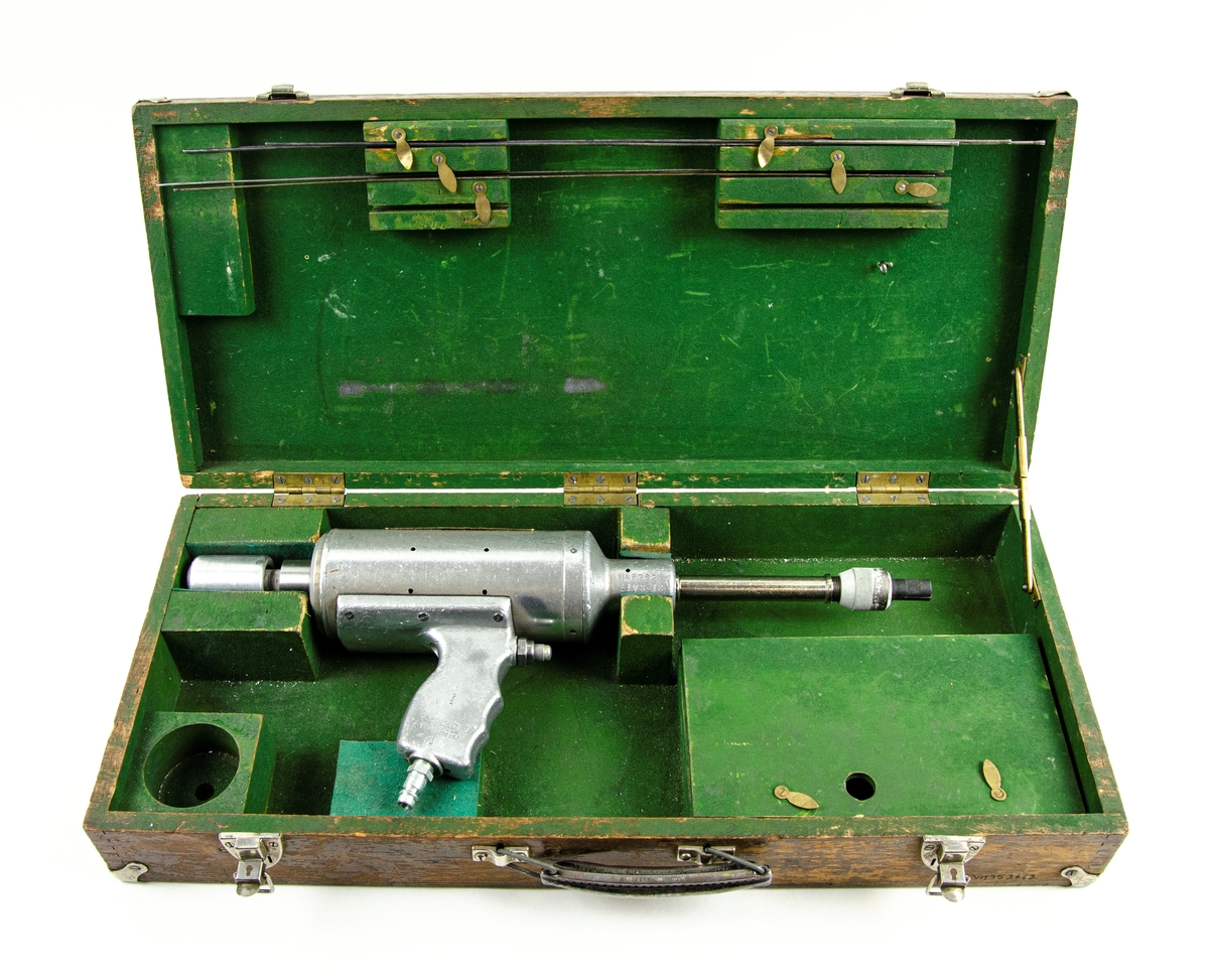 Luft "Chobert" för nitning
Nitmaskin av metall från Aviation Development Ltd., "Chobert" rapid riveting typ 'D' i specialtillverkad trälåda. Verktyget är utformat som en silverpistol med avtryckare för att starta maskinen. Ett tryckluftsintag är placerat under handtaget. Lådan är försedd med grön stopning på insidan och det ingår nitsitft.