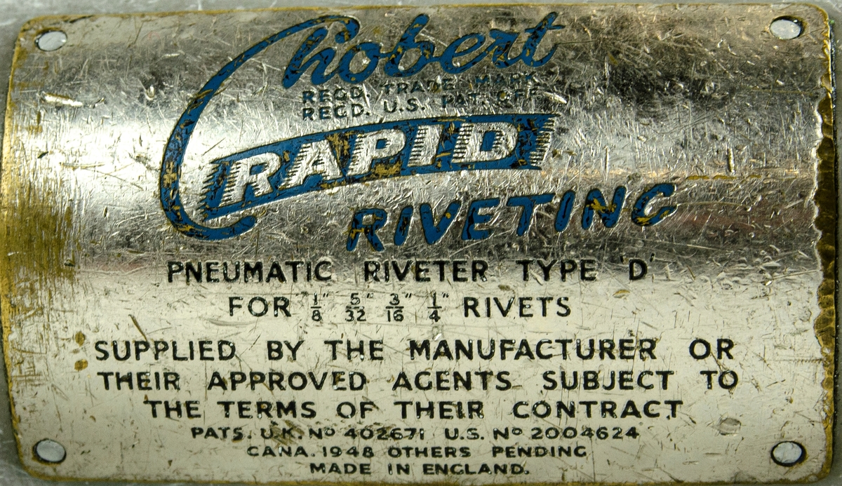 Luft "Chobert" för nitning
Nitmaskin av metall från Aviation Development Ltd., "Chobert" rapid riveting typ 'D' i specialtillverkad trälåda. Verktyget är utformat som en silverpistol med avtryckare för att starta maskinen. Ett tryckluftsintag är placerat under handtaget. Lådan är försedd med grön stopning på insidan och det ingår nitsitft.