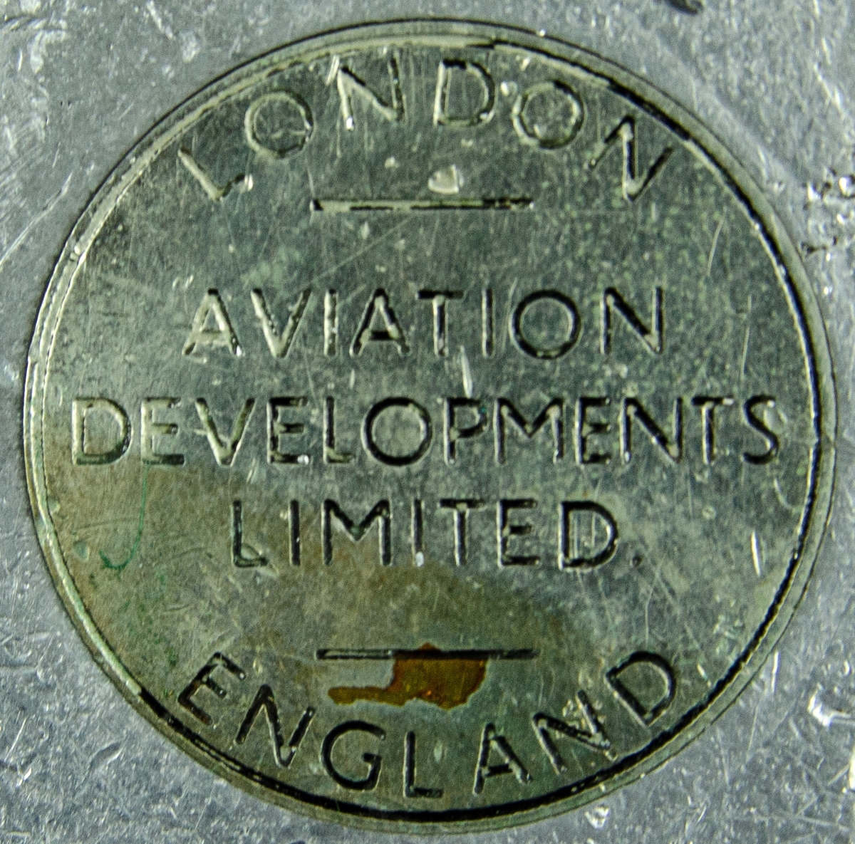 Luft "Chobert" för nitning
Nitmaskin av metall från Aviation Development Ltd., "Chobert" rapid riveting typ 'D' i specialtillverkad trälåda. Verktyget är utformat som en silverpistol med avtryckare för att starta maskinen. Ett tryckluftsintag är placerat under handtaget. Lådan är försedd med grön stopning på insidan och det ingår nitsitft.