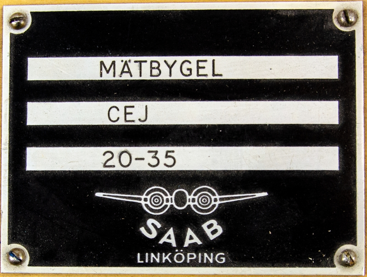 Mätbygel 1526-2
Grön verktyg i metall i specialtillverkad trälåda. Det finns en insexnyckel för att justera verktyget. Lådan innehåller bruksanvisning, användningsexempel och ett godkännandecertifikat. Bygeln skall användas i samband med ett visarinstrument t.ex. en Mikrokator.