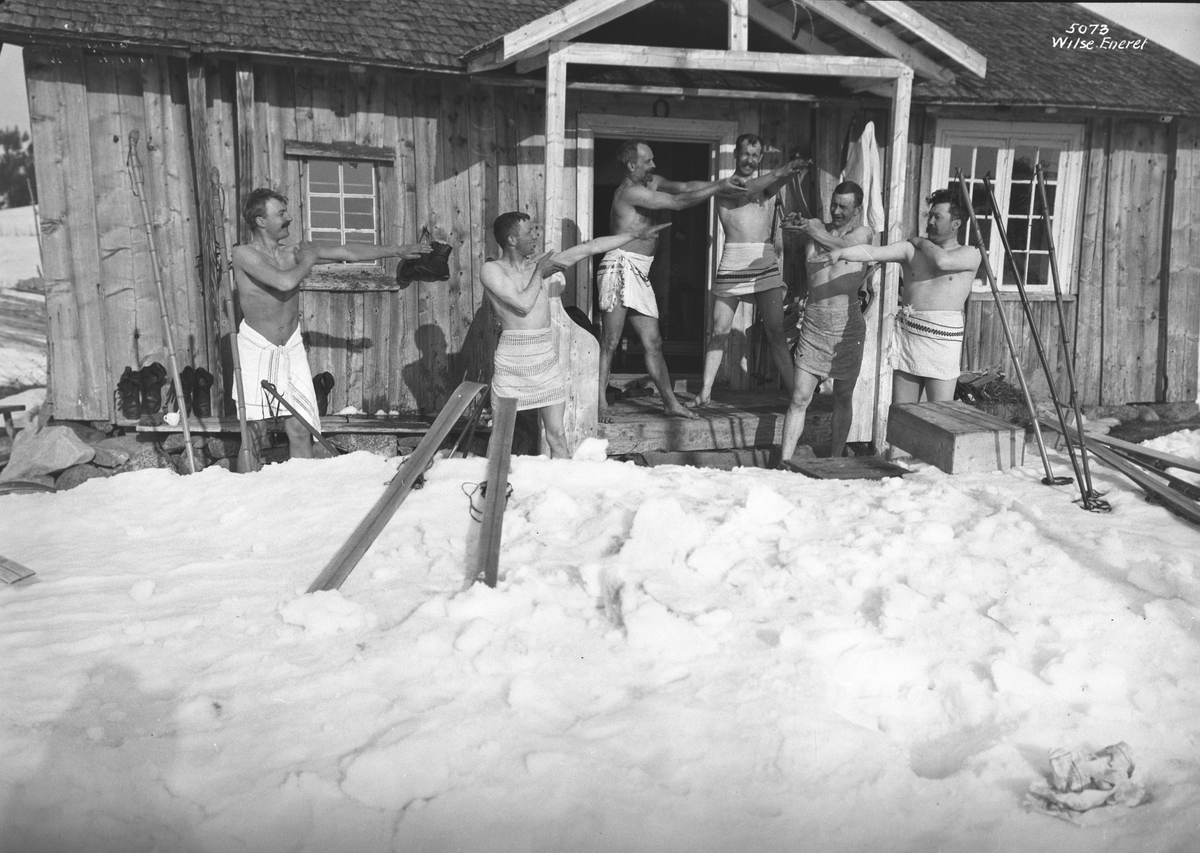 Felles trening i solveggen på seteren. Fotografert 10. april 1906.