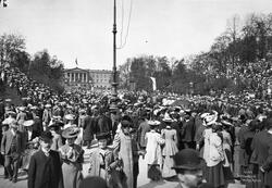 Prot: 17de Mai Toget Ved Slotsbakken med Slottet 17/5 1906