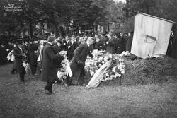 Prot: Henrik Ibsen - Sangerfanen senkes over Graven 1906